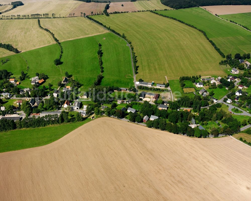 Kleinhartmannsdorf aus der Vogelperspektive: Dorfkern am Feldrand in Kleinhartmannsdorf im Bundesland Sachsen, Deutschland