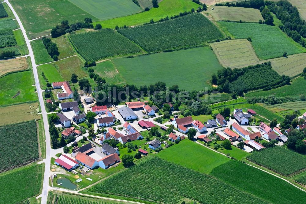 Kleinreichertshofen aus der Vogelperspektive: Dorfkern am Feldrand in Kleinreichertshofen im Bundesland Bayern, Deutschland