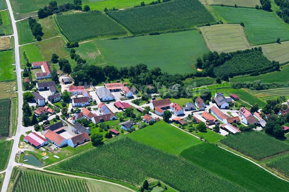 Luftaufnahme Kleinreichertshofen - Dorfkern am Feldrand in Kleinreichertshofen im Bundesland Bayern, Deutschland