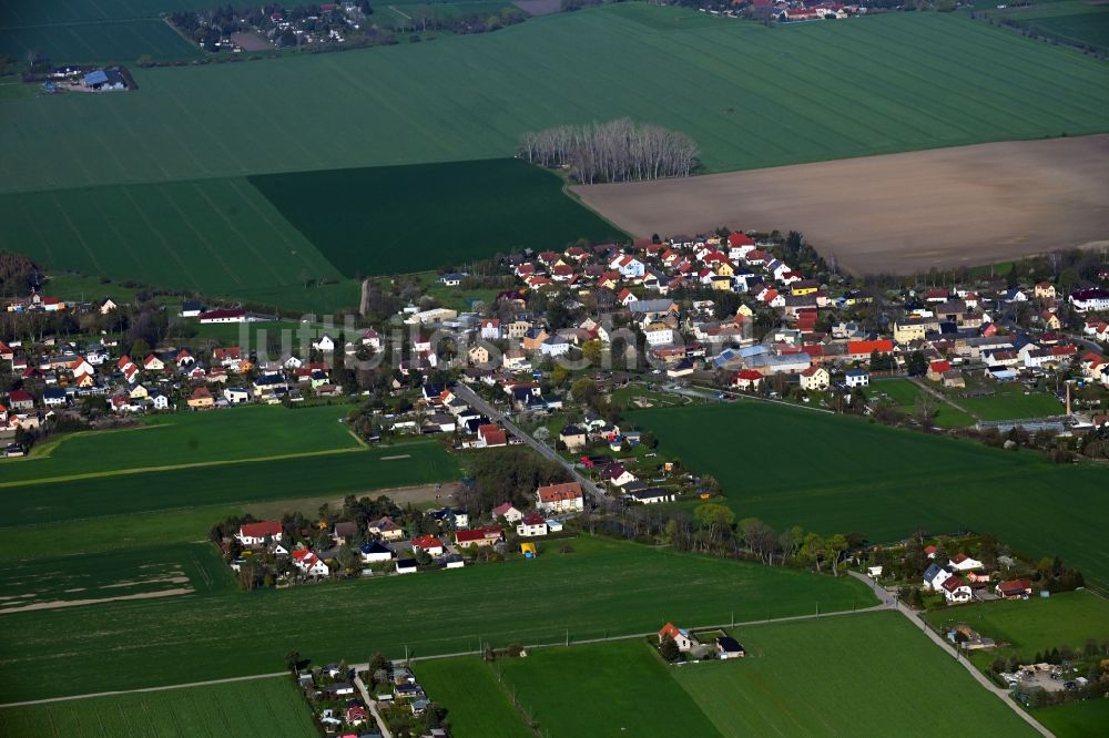 Kleinschkorlopp aus der Vogelperspektive: Dorfkern am Feldrand in Kleinschkorlopp im Bundesland Sachsen, Deutschland