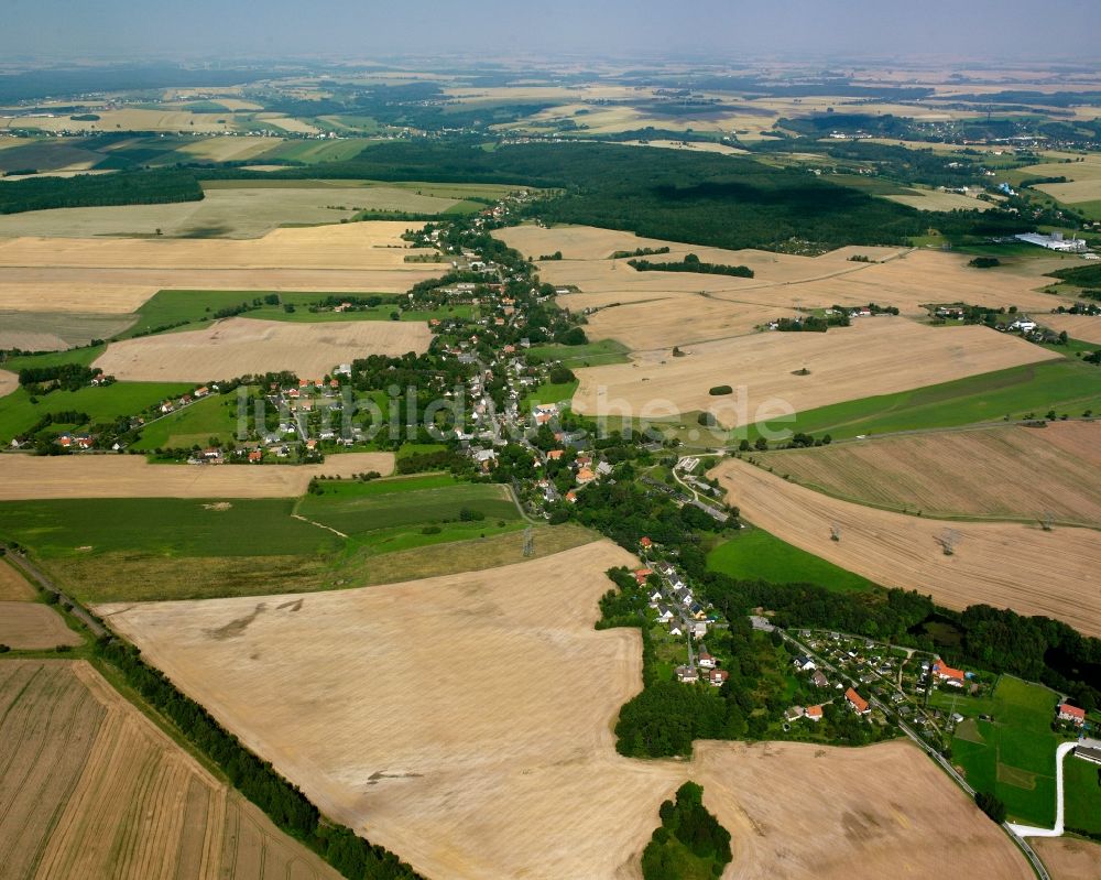 Kleinwaltersdorf aus der Vogelperspektive: Dorfkern am Feldrand in Kleinwaltersdorf im Bundesland Sachsen, Deutschland