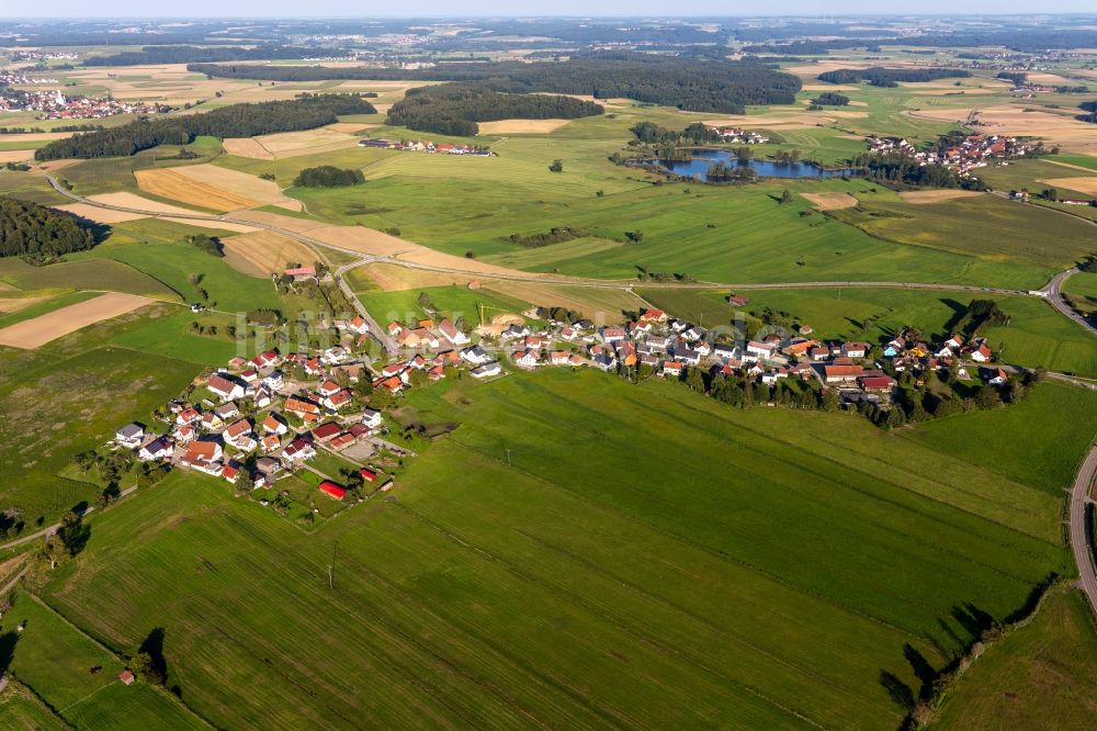 Kleinwinnaden von oben - Dorfkern am Feldrand in Kleinwinnaden im Bundesland Baden-Württemberg, Deutschland