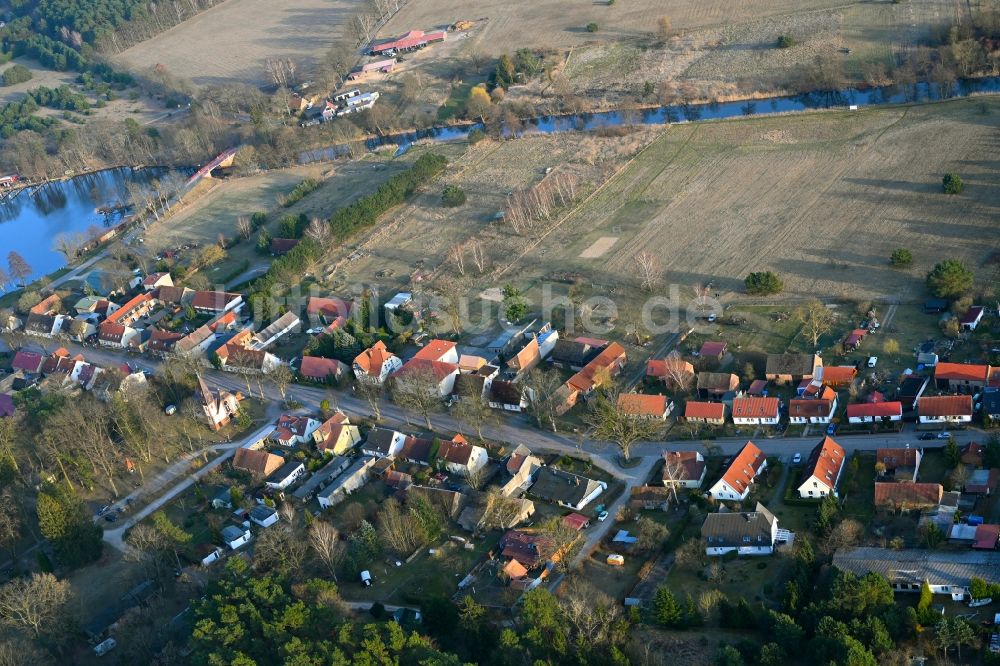 Luftbild Kleinzerlang - Dorfkern am Feldrand in Kleinzerlang im Bundesland Brandenburg, Deutschland