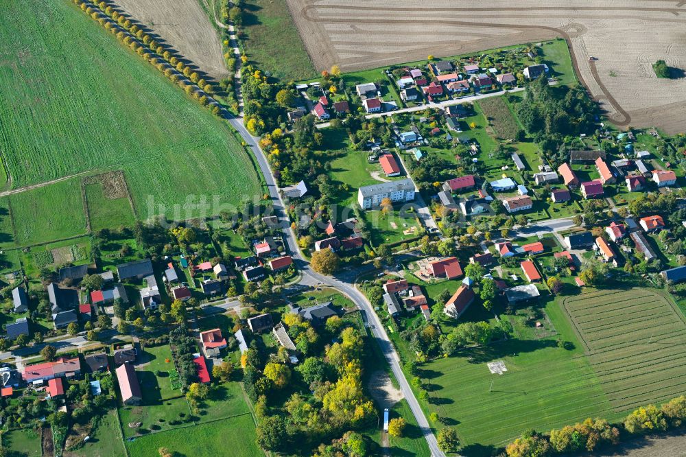 Klosterwalde aus der Vogelperspektive: Dorfkern am Feldrand in Klosterwalde im Bundesland Brandenburg, Deutschland