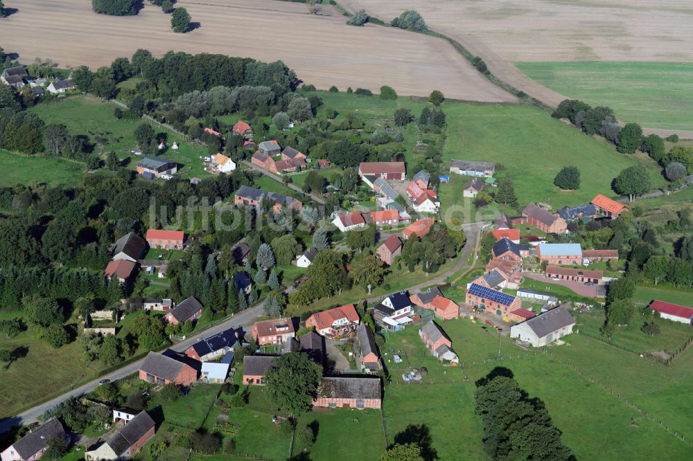 Luftbild Kümmernitztal - Dorfkern am Feldrand in Kümmernitztal im Bundesland Brandenburg, Deutschland