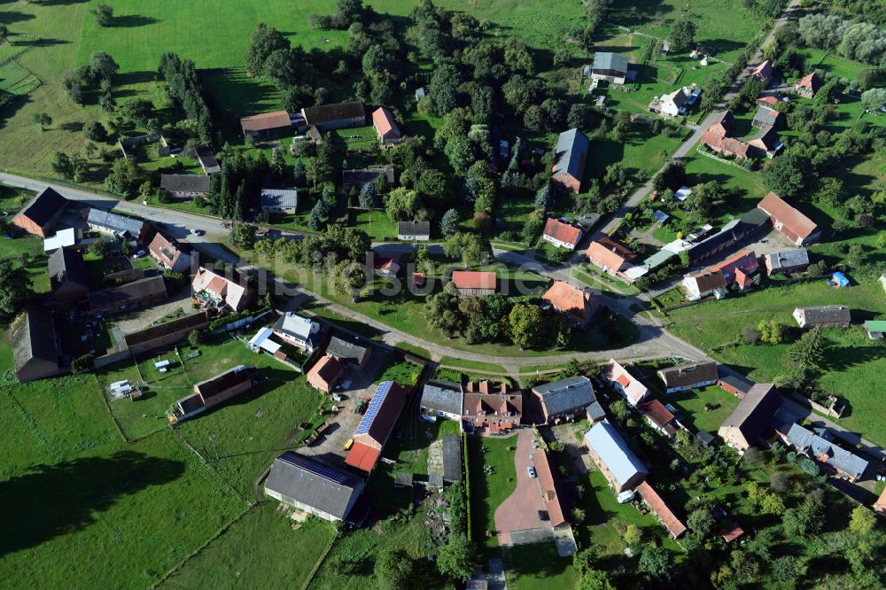 Kümmernitztal von oben - Dorfkern am Feldrand in Kümmernitztal im Bundesland Brandenburg, Deutschland
