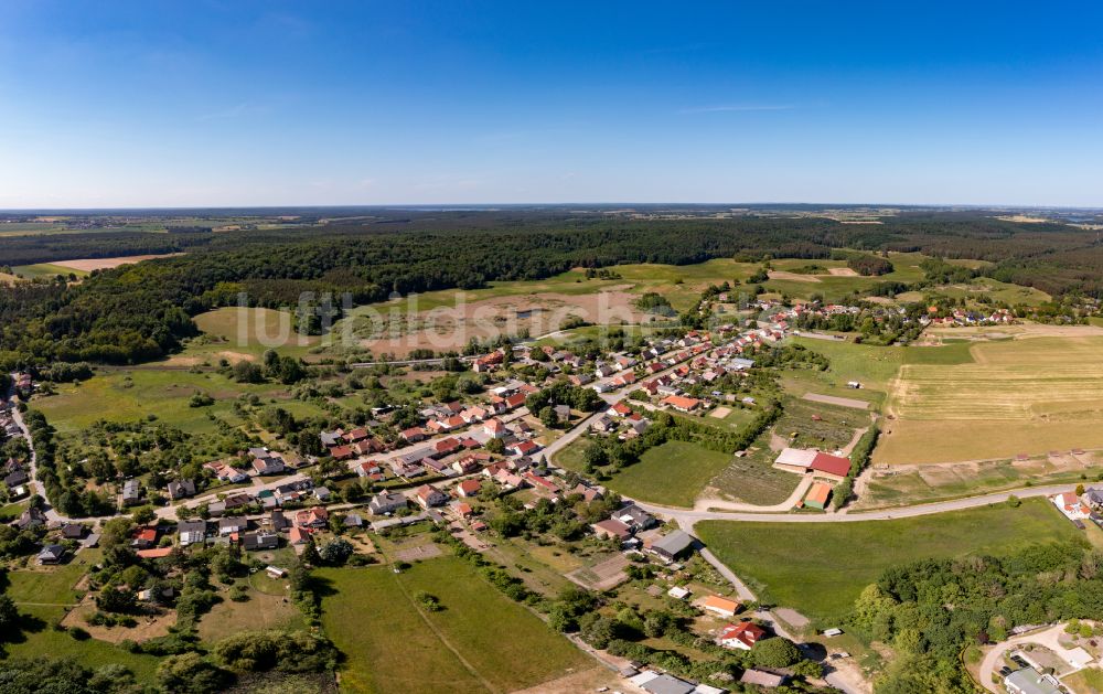 Luftaufnahme Brodowin - Dorfkern am Feldrand des Ökodorfes Brodowin in Brodowin im Bundesland Brandenburg, Deutschland