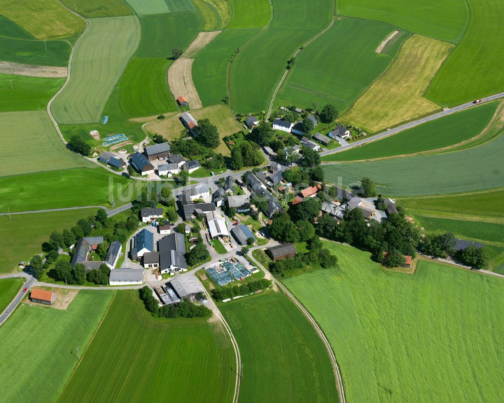 Konradsreuth von oben - Dorfkern am Feldrand in Konradsreuth im Bundesland Bayern, Deutschland