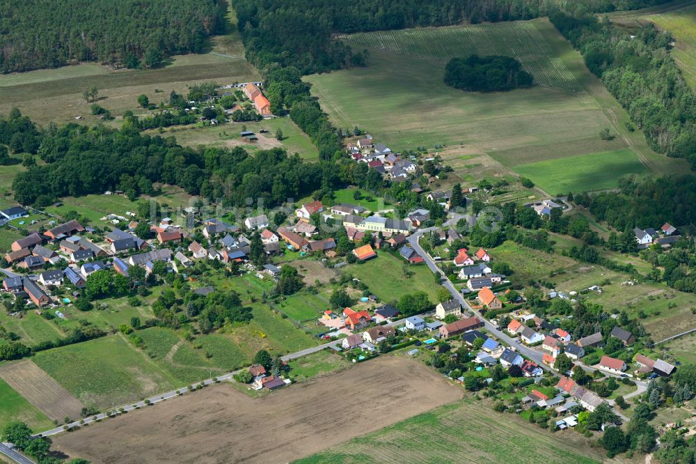 Koßwig von oben - Dorfkern am Feldrand in Koßwig im Bundesland Brandenburg, Deutschland