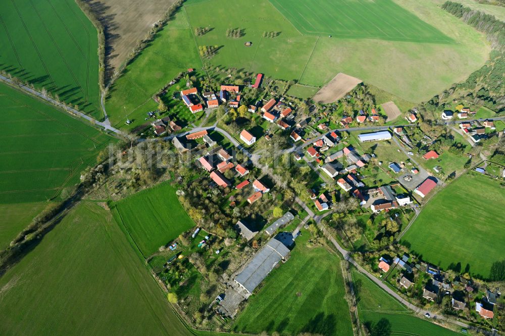 Krangen von oben - Dorfkern am Feldrand in Krangen im Bundesland Brandenburg, Deutschland