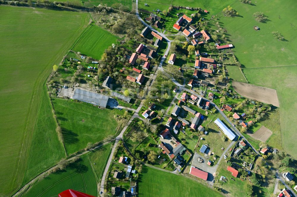 Krangen aus der Vogelperspektive: Dorfkern am Feldrand in Krangen im Bundesland Brandenburg, Deutschland