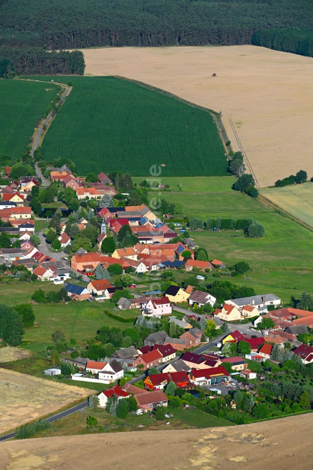 Körba von oben - Dorfkern am Feldrand in Körba im Bundesland Brandenburg, Deutschland