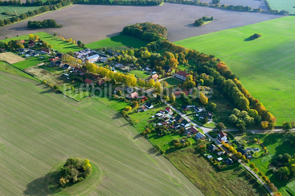 Körchow von oben - Dorfkern am Feldrand in Körchow im Bundesland Mecklenburg-Vorpommern, Deutschland