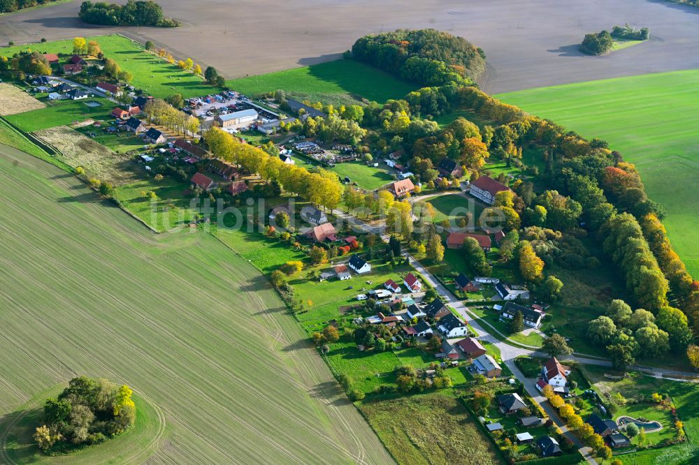 Körchow aus der Vogelperspektive: Dorfkern am Feldrand in Körchow im Bundesland Mecklenburg-Vorpommern, Deutschland