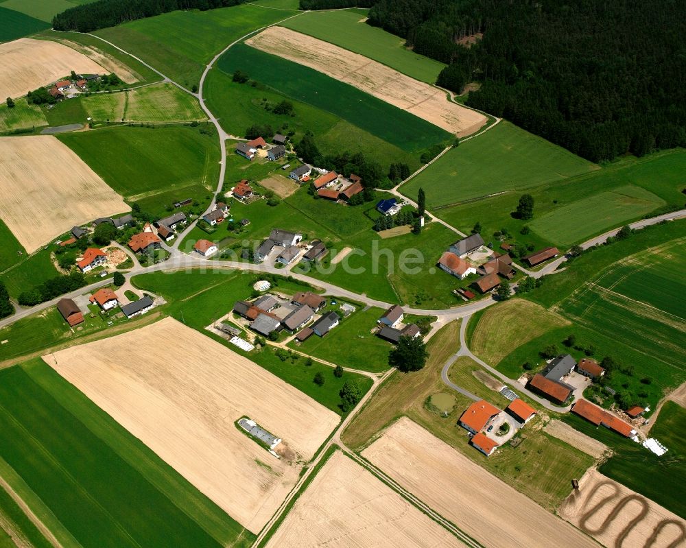 Kronleiten von oben - Dorfkern am Feldrand in Kronleiten im Bundesland Bayern, Deutschland