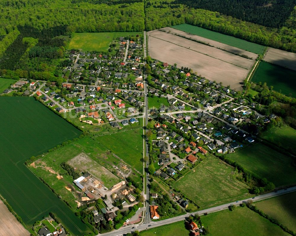 Luftaufnahme Kröppelshagen-Fahrendorf - Dorfkern am Feldrand in Kröppelshagen-Fahrendorf im Bundesland Schleswig-Holstein, Deutschland