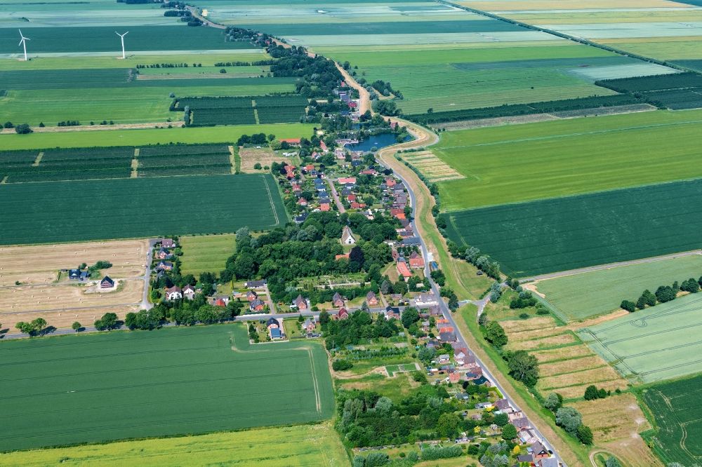 Krummendeich von oben - Dorfkern am Feldrand in Krummendeich im Bundesland Niedersachsen, Deutschland