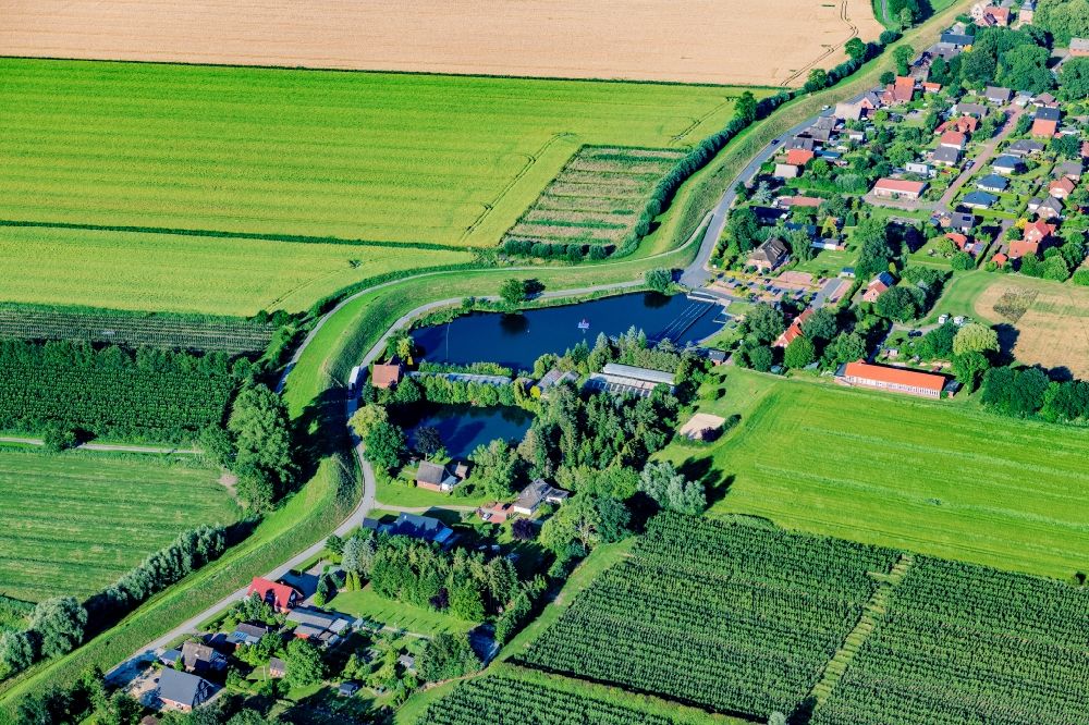 Luftbild Krummendeich - Dorfkern am Feldrand in Krummendeich im Bundesland Niedersachsen, Deutschland