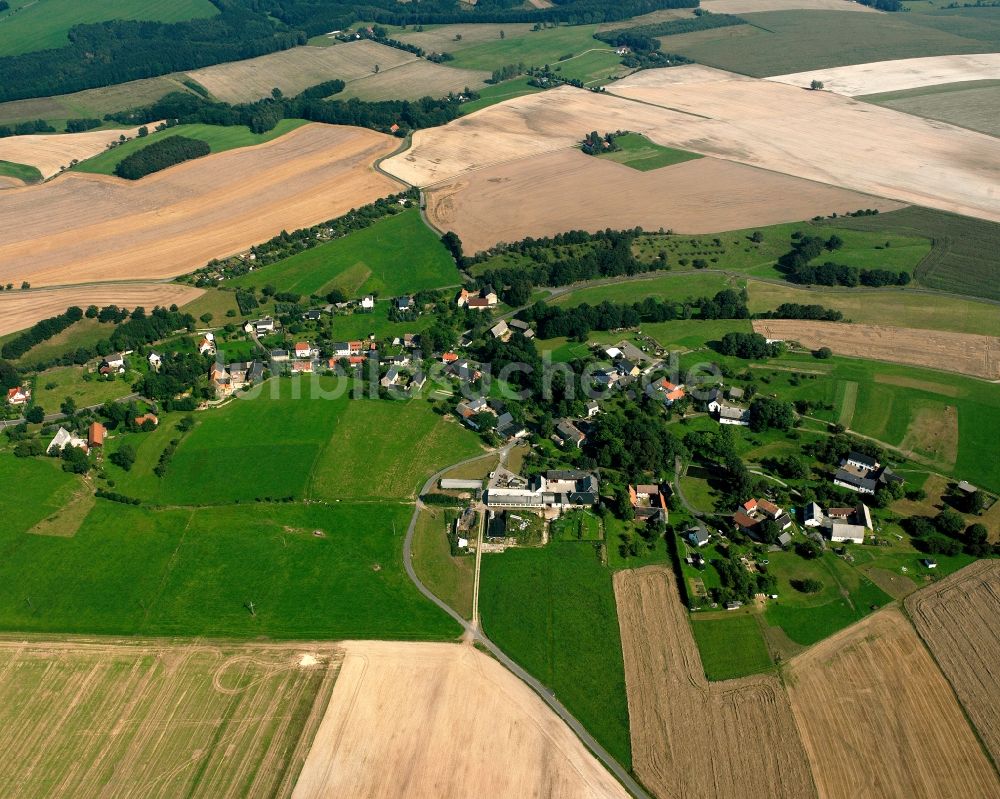 Luftaufnahme Krummenhennersdorf - Dorfkern am Feldrand in Krummenhennersdorf im Bundesland Sachsen, Deutschland