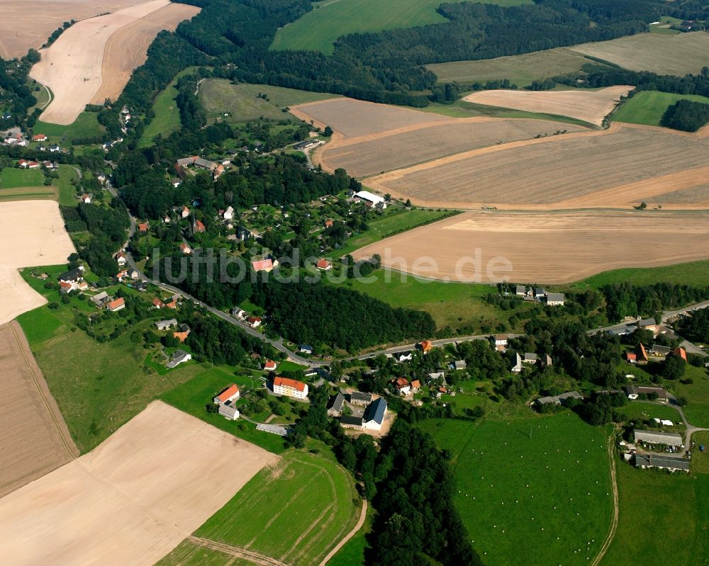 Krummenhennersdorf von oben - Dorfkern am Feldrand in Krummenhennersdorf im Bundesland Sachsen, Deutschland