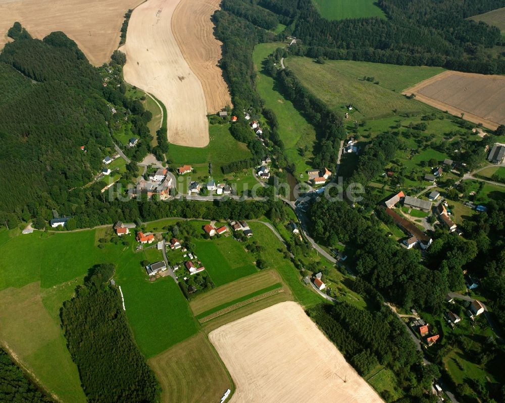 Krummenhennersdorf aus der Vogelperspektive: Dorfkern am Feldrand in Krummenhennersdorf im Bundesland Sachsen, Deutschland