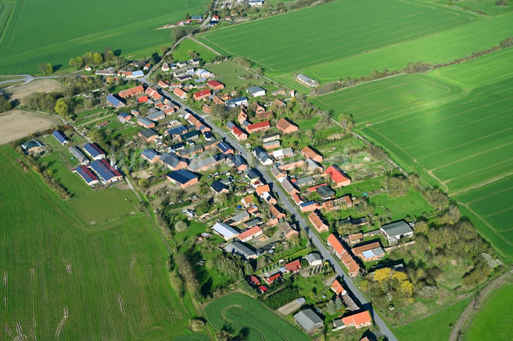 Luftaufnahme Kuhbier - Dorfkern am Feldrand in Kuhbier im Bundesland Brandenburg, Deutschland