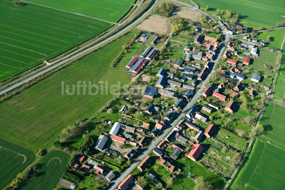 Kuhbier von oben - Dorfkern am Feldrand in Kuhbier im Bundesland Brandenburg, Deutschland