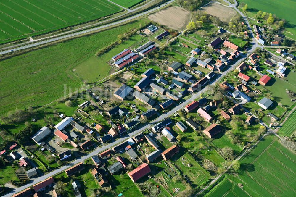 Kuhbier aus der Vogelperspektive: Dorfkern am Feldrand in Kuhbier im Bundesland Brandenburg, Deutschland