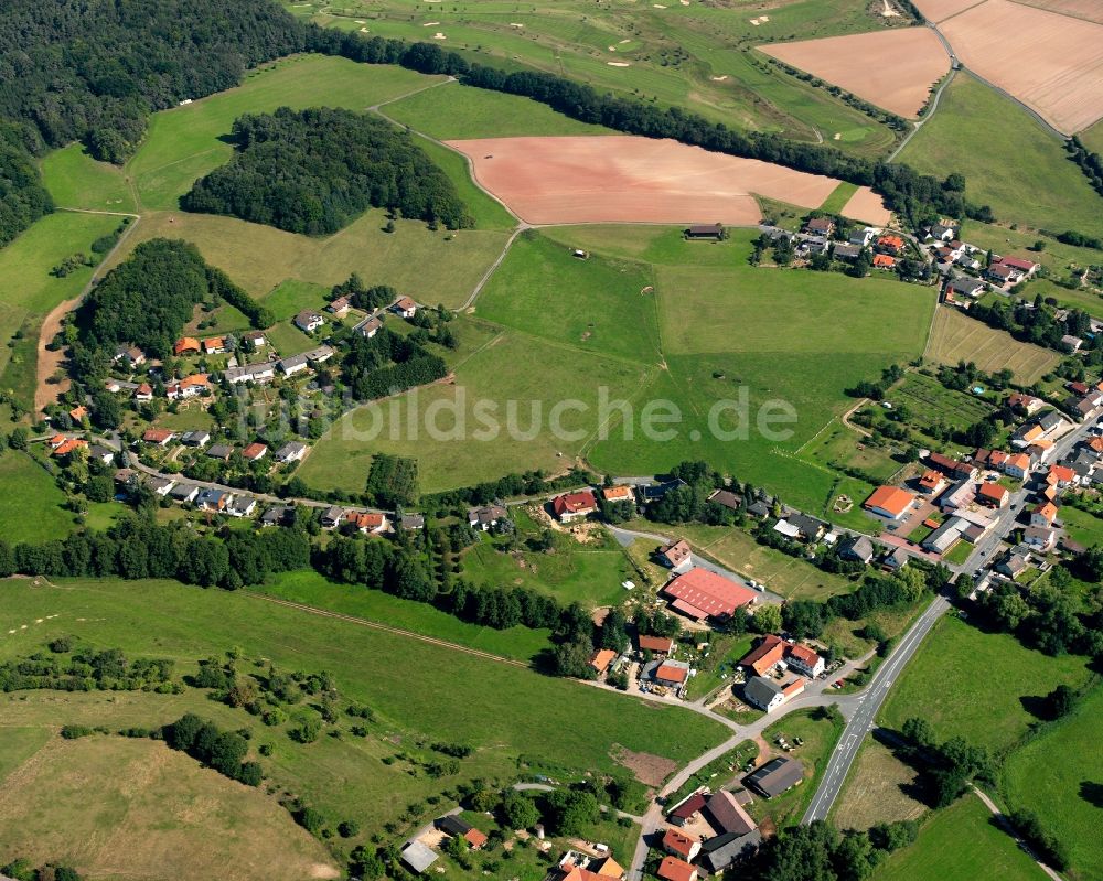 Langen-Brombach aus der Vogelperspektive: Dorfkern am Feldrand in Langen-Brombach im Bundesland Hessen, Deutschland