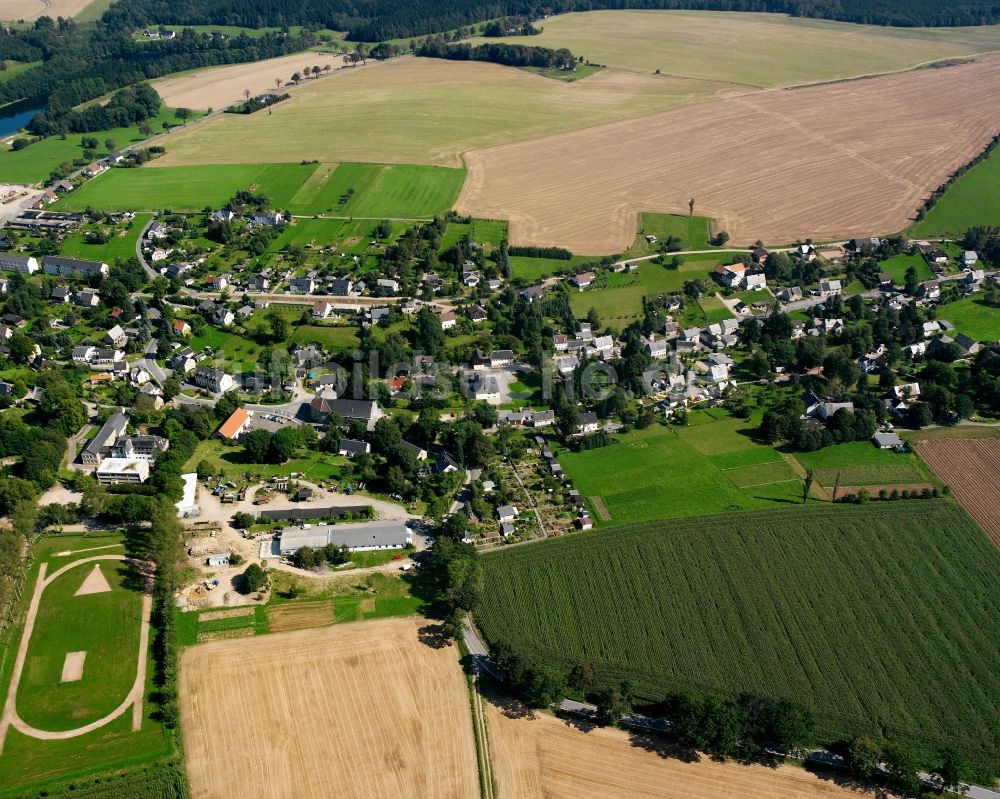Langenau von oben - Dorfkern am Feldrand in Langenau im Bundesland Sachsen, Deutschland