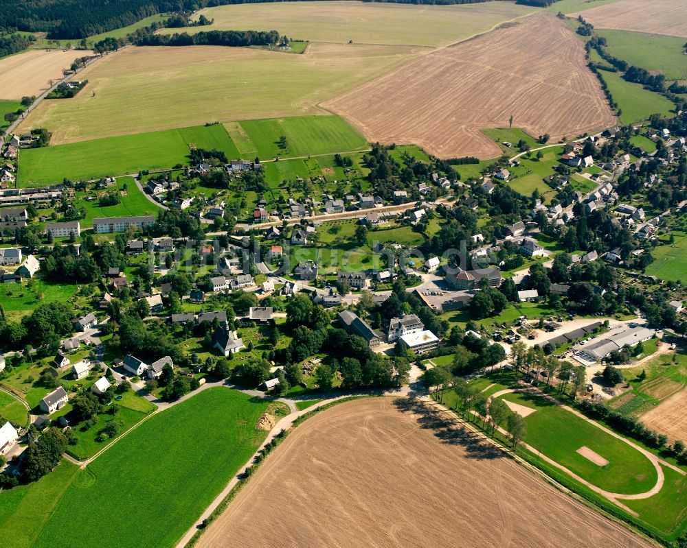 Langenau aus der Vogelperspektive: Dorfkern am Feldrand in Langenau im Bundesland Sachsen, Deutschland