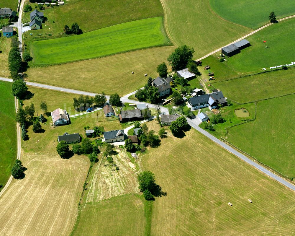 Langenbach aus der Vogelperspektive: Dorfkern am Feldrand in Langenbach im Bundesland Bayern, Deutschland