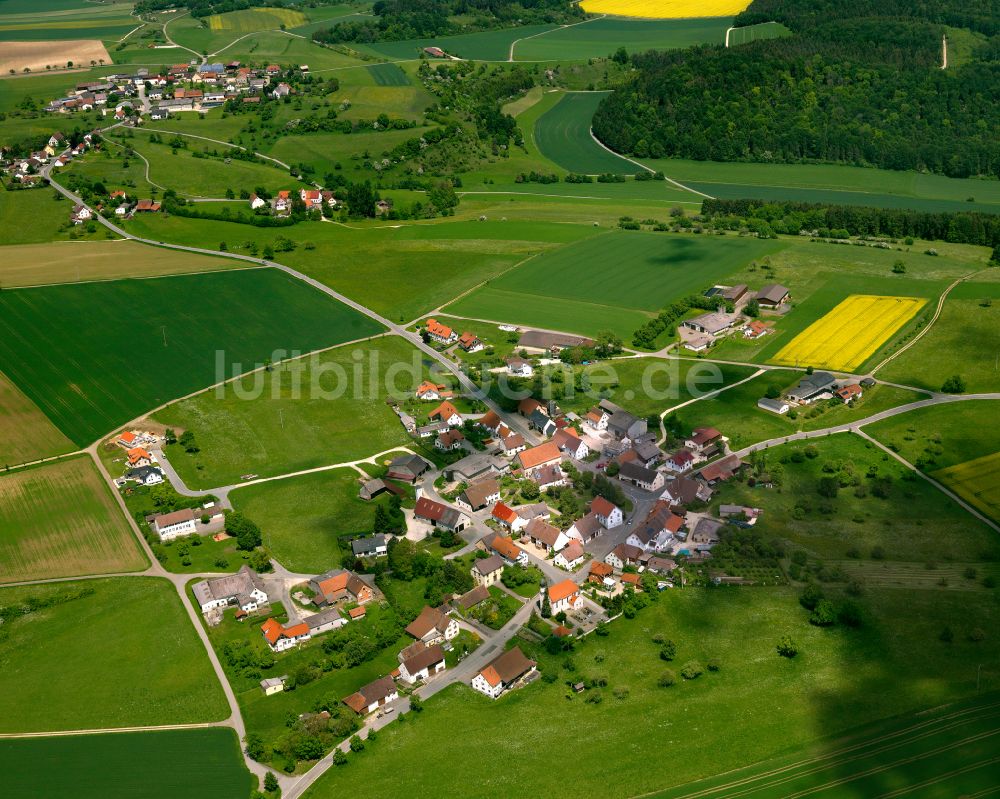Luftaufnahme Langenenslingen - Dorfkern am Feldrand in Langenenslingen im Bundesland Baden-Württemberg, Deutschland
