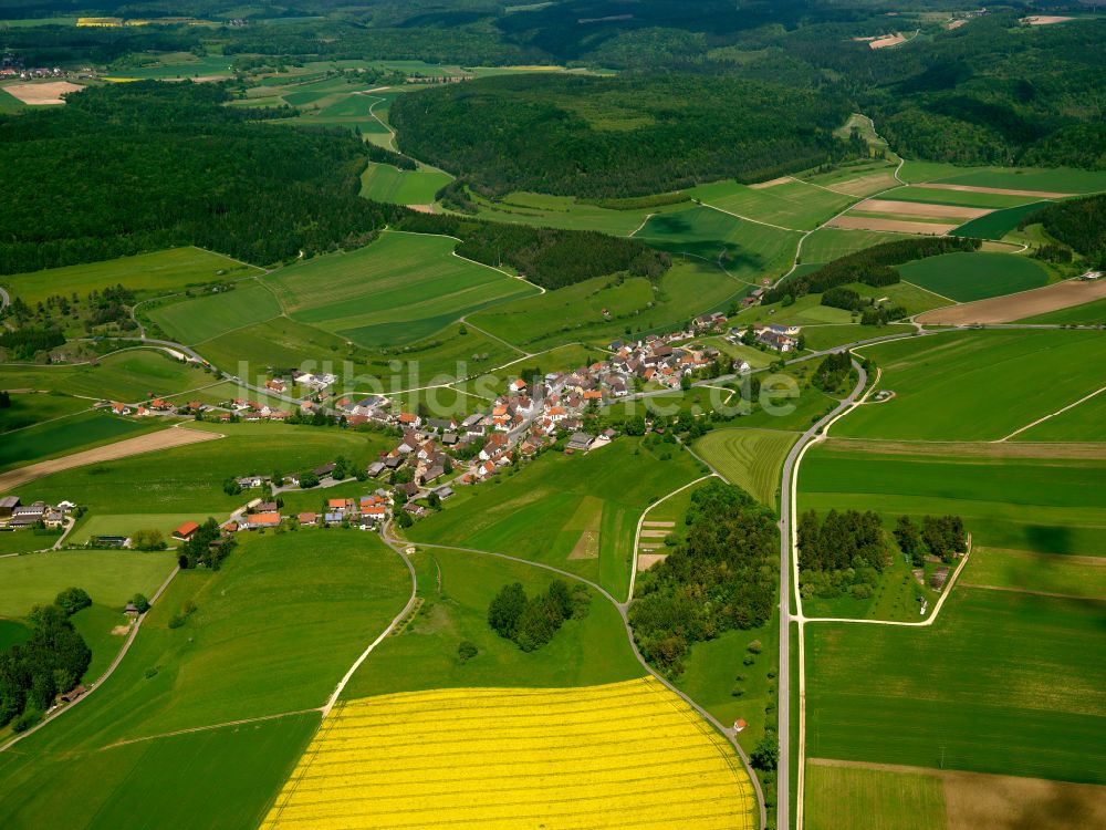 Langenenslingen von oben - Dorfkern am Feldrand in Langenenslingen im Bundesland Baden-Württemberg, Deutschland