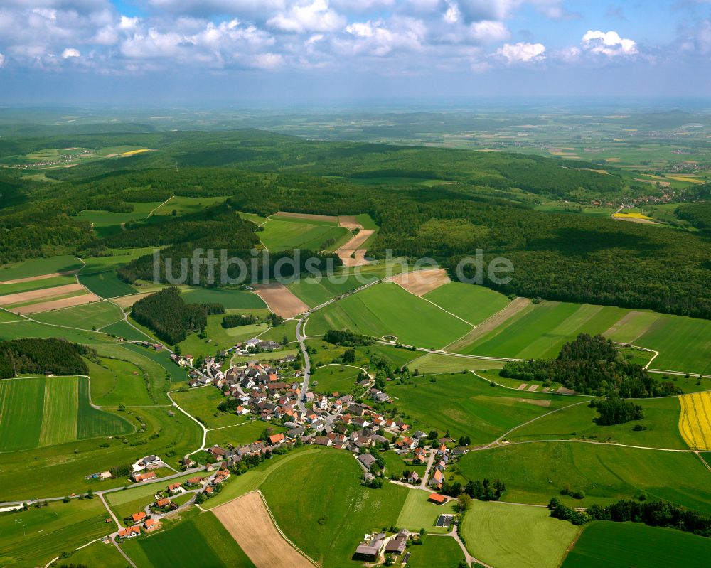 Langenenslingen aus der Vogelperspektive: Dorfkern am Feldrand in Langenenslingen im Bundesland Baden-Württemberg, Deutschland