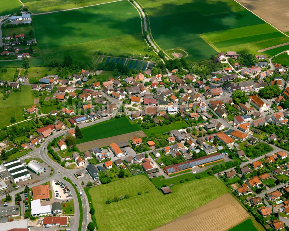 Langenenslingen von oben - Dorfkern am Feldrand in Langenenslingen im Bundesland Baden-Württemberg, Deutschland