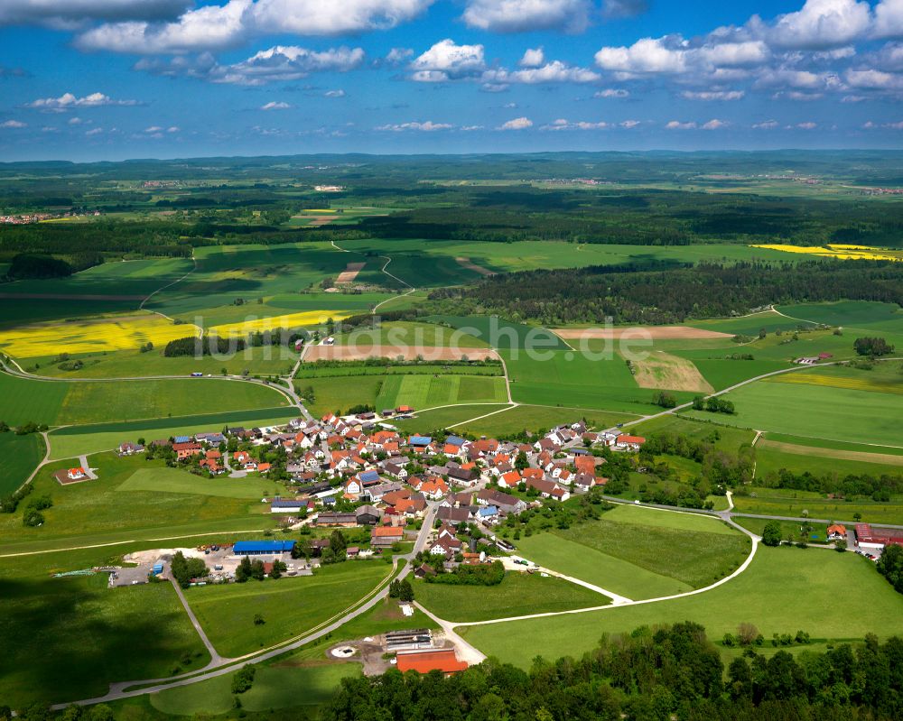 Langenenslingen aus der Vogelperspektive: Dorfkern am Feldrand in Langenenslingen im Bundesland Baden-Württemberg, Deutschland