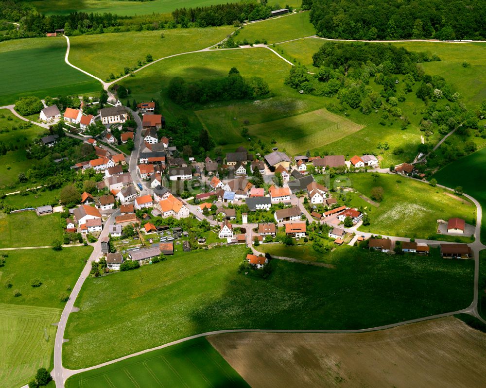 Luftaufnahme Langenenslingen - Dorfkern am Feldrand in Langenenslingen im Bundesland Baden-Württemberg, Deutschland