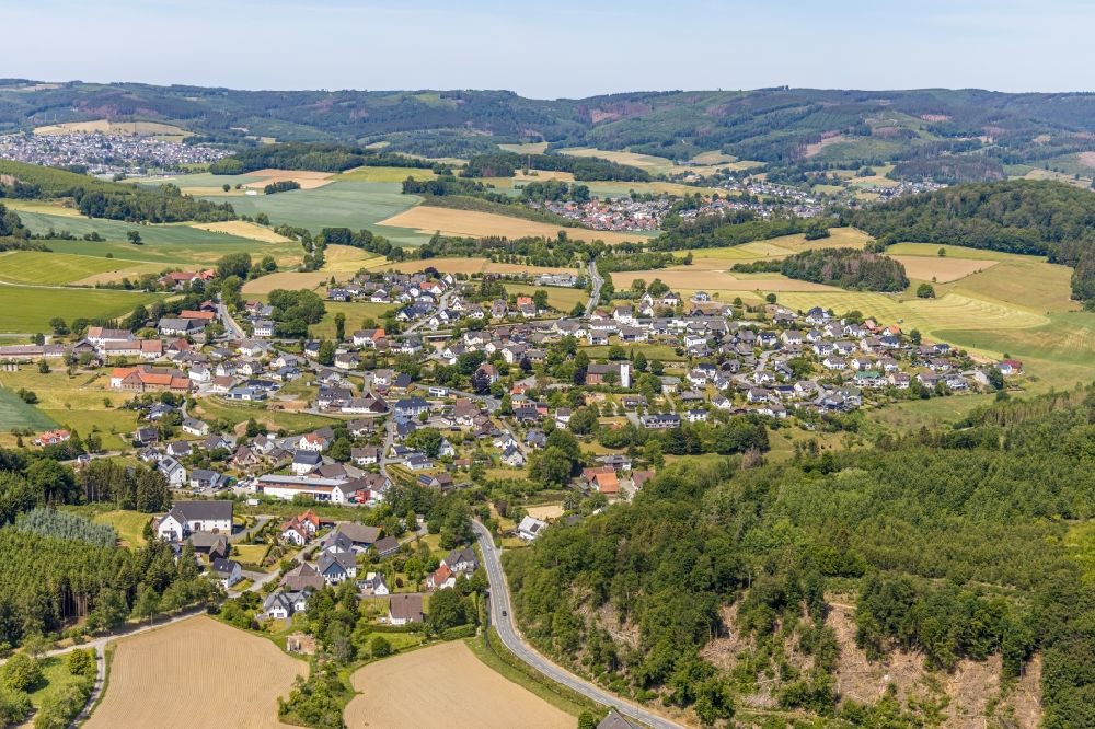Langenholthausen aus der Vogelperspektive: Dorfkern am Feldrand in Langenholthausen im Bundesland Nordrhein-Westfalen, Deutschland