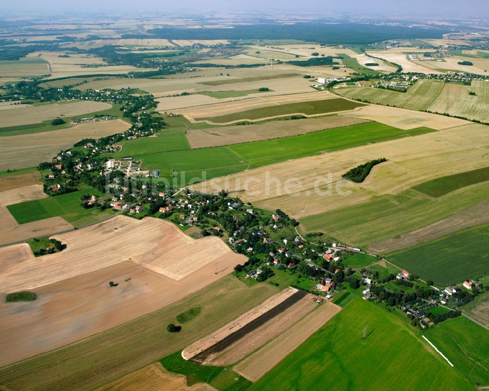 Luftaufnahme Langhennersdorf - Dorfkern am Feldrand in Langhennersdorf im Bundesland Sachsen, Deutschland