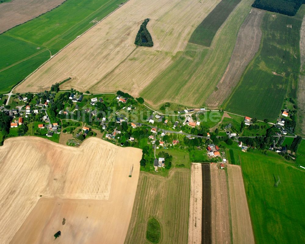 Langhennersdorf von oben - Dorfkern am Feldrand in Langhennersdorf im Bundesland Sachsen, Deutschland