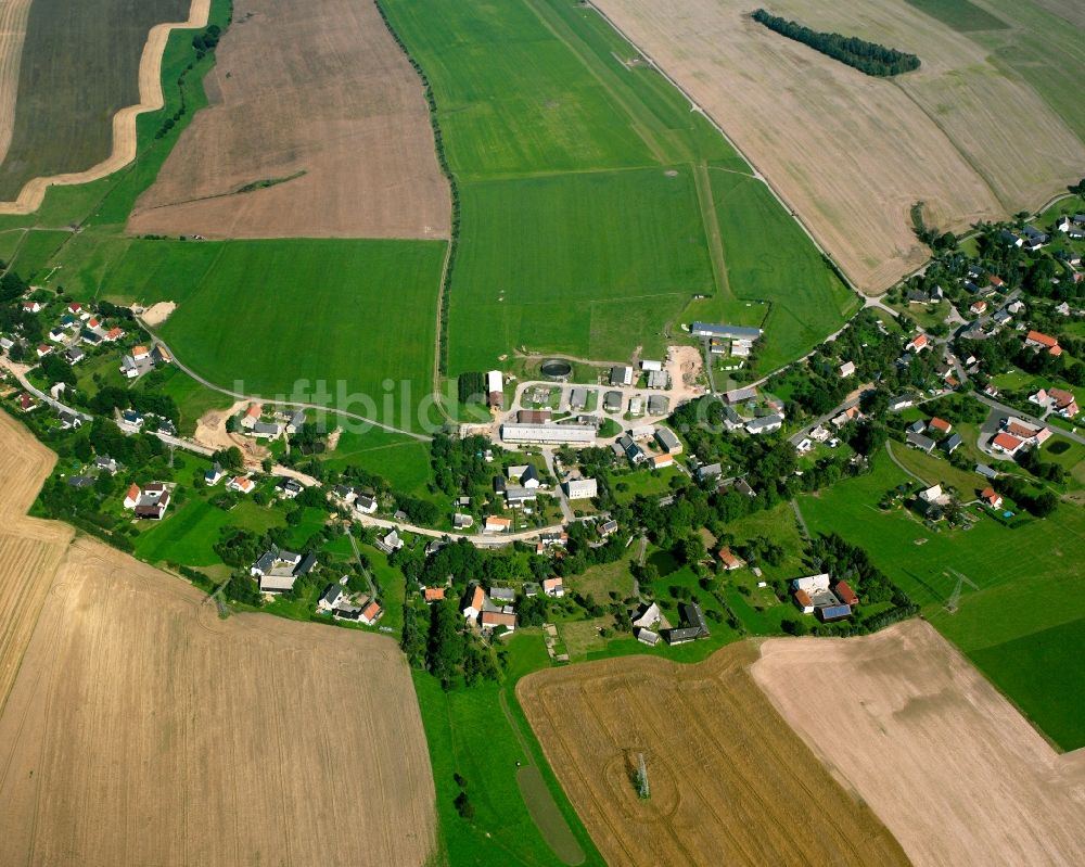 Langhennersdorf aus der Vogelperspektive: Dorfkern am Feldrand in Langhennersdorf im Bundesland Sachsen, Deutschland