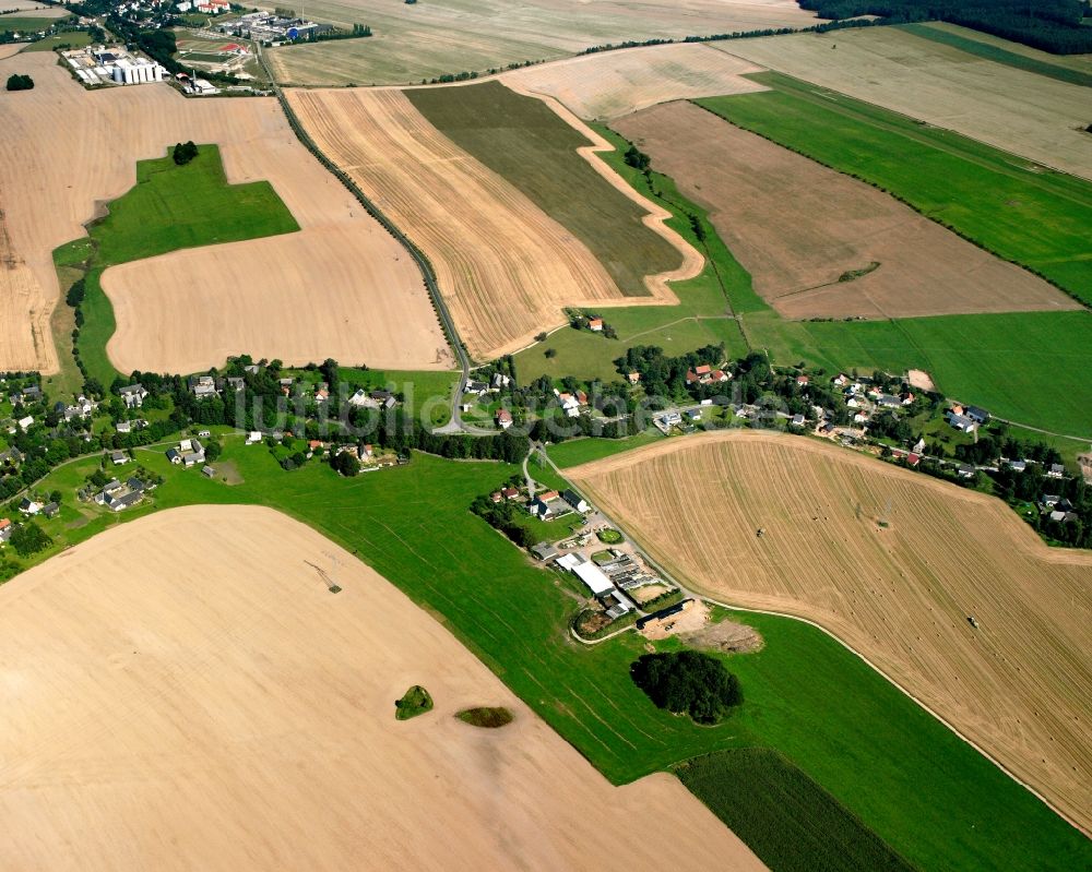 Luftbild Langhennersdorf - Dorfkern am Feldrand in Langhennersdorf im Bundesland Sachsen, Deutschland