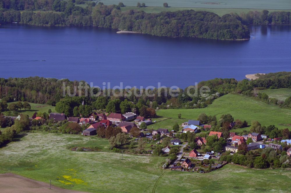 Luftbild Lassahn - Dorfkern am Feldrand in Lassahn im Bundesland Mecklenburg-Vorpommern, Deutschland