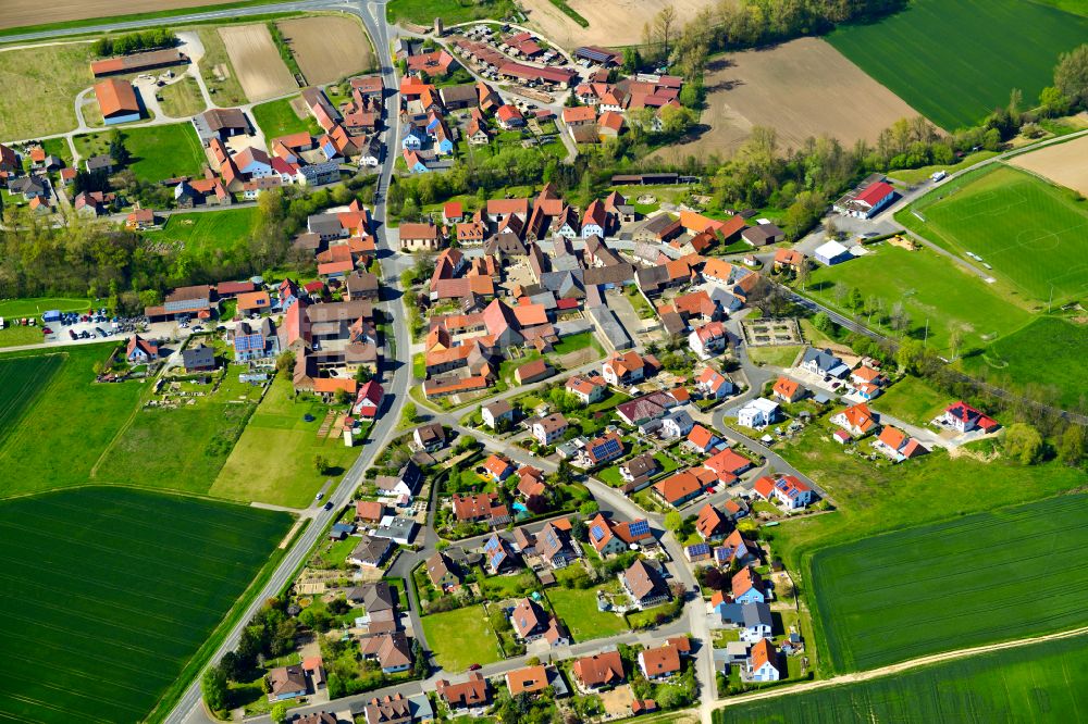 Luftaufnahme Laub - Dorfkern am Feldrand in Laub im Bundesland Bayern, Deutschland