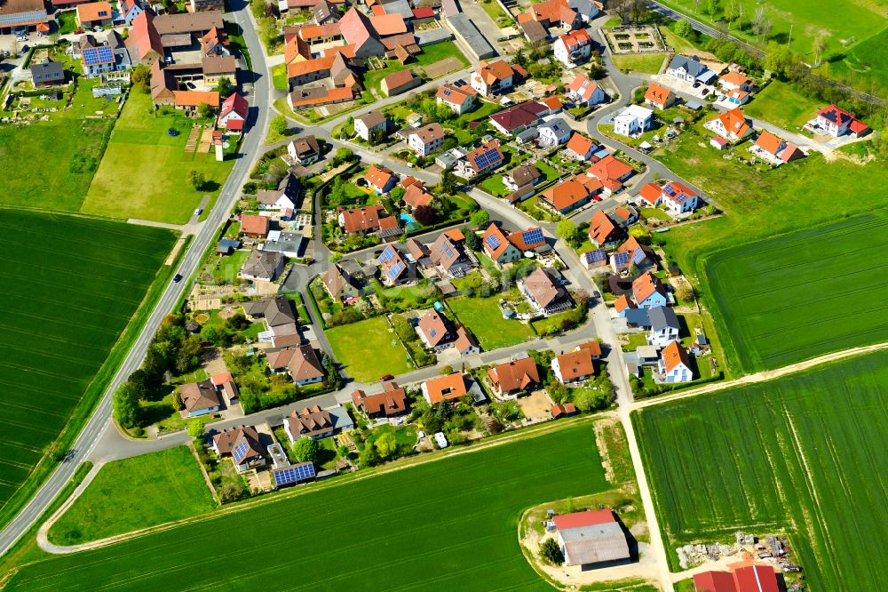 Laub von oben - Dorfkern am Feldrand in Laub im Bundesland Bayern, Deutschland