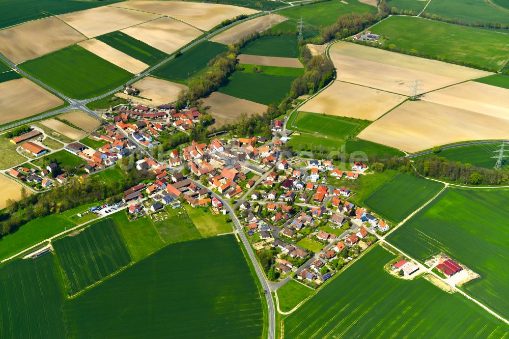 Laub aus der Vogelperspektive: Dorfkern am Feldrand in Laub im Bundesland Bayern, Deutschland