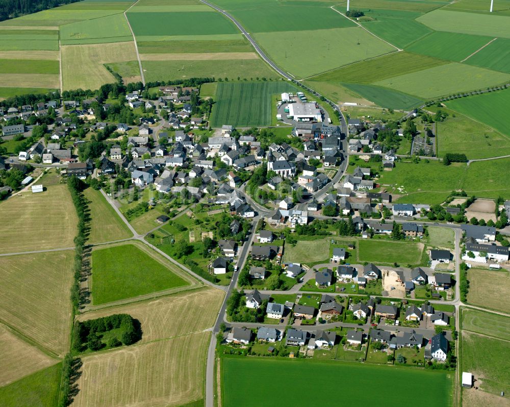 Laubach von oben - Dorfkern am Feldrand in Laubach im Bundesland Rheinland-Pfalz, Deutschland