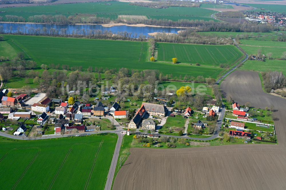 Löbersdorf aus der Vogelperspektive: Dorfkern am Feldrand in Löbersdorf im Bundesland Sachsen-Anhalt, Deutschland