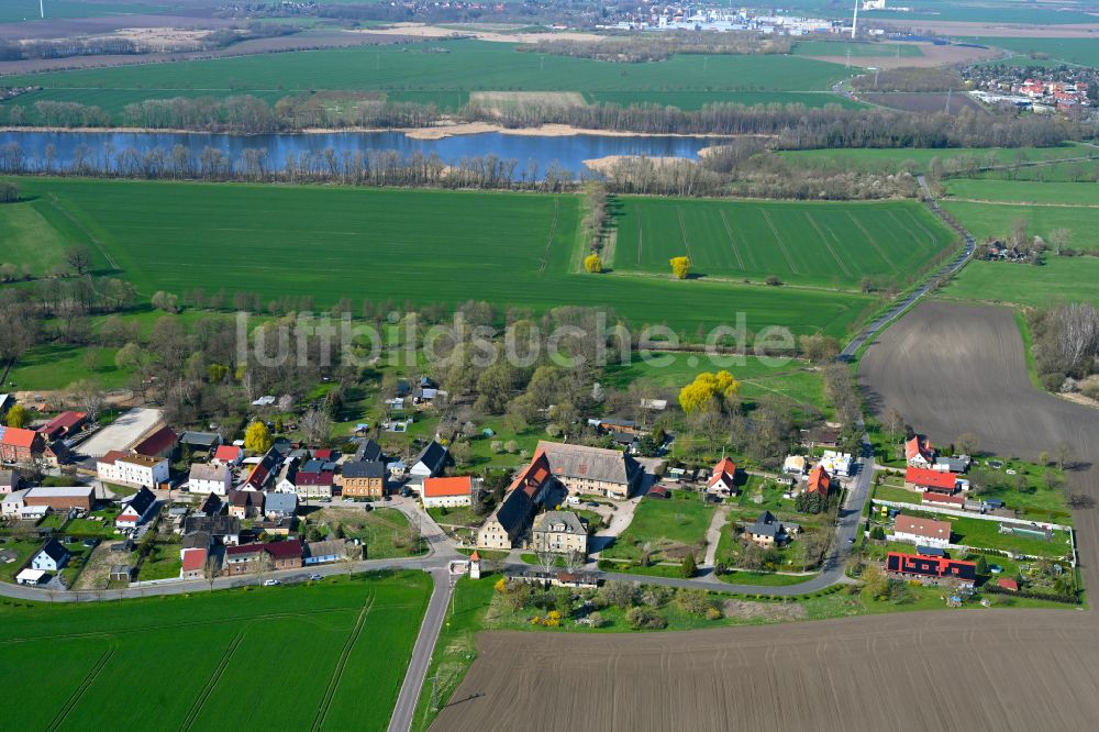 Luftbild Löbersdorf - Dorfkern am Feldrand in Löbersdorf im Bundesland Sachsen-Anhalt, Deutschland